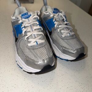 Nike Kids' Vomero Silver and Blue Athletic Sneakers